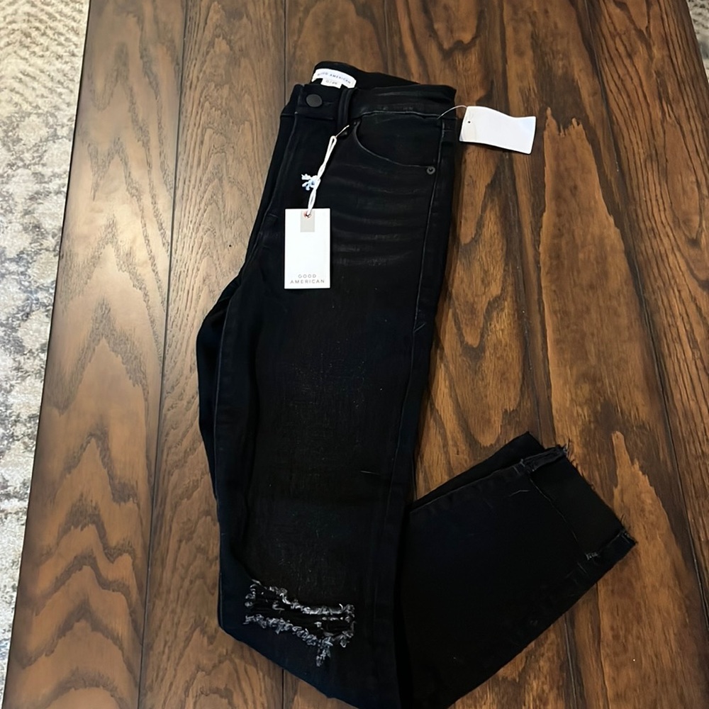 Never worn Good American Good Legs Crop Jeans. Size 0/25 inseam: 27”